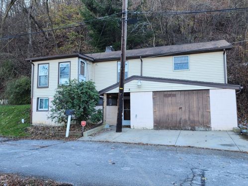 911 12th Ave, Beaver Falls, PA 15010-4340