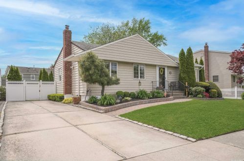 3962 Kingsberry Rd, Seaford, NY 11783-1023