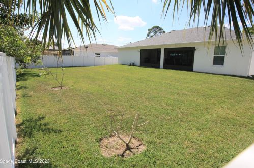 577 Grace St, Sebastian, FL 32958-4221