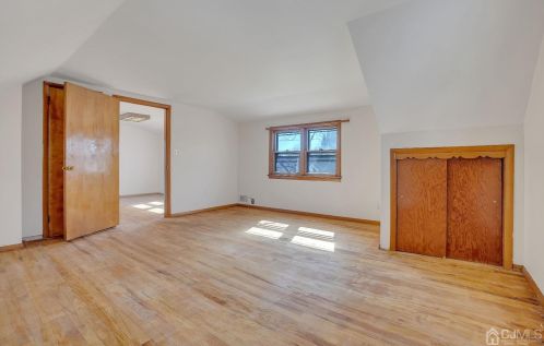 5 Ellwood Rd, East Brunswick NJ  08816-3001 exterior