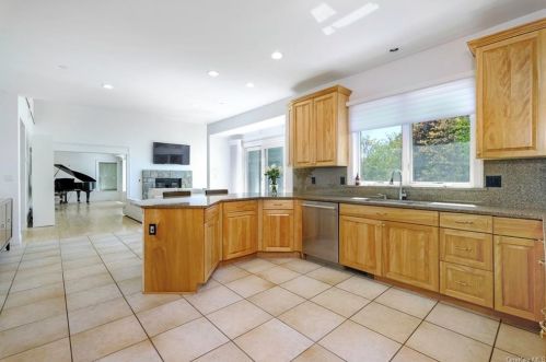 100 Stonewall Cir, White Plains NY  10604-1124 exterior