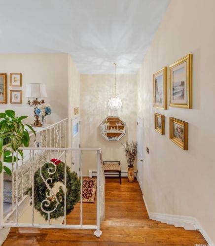 30 Franklin Pl, Great Neck, NY 11023-1229