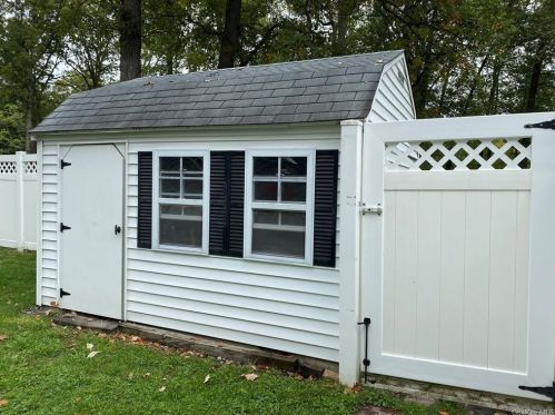 27 Wildwood Dr, New Hamburg NY  12590-2037 exterior