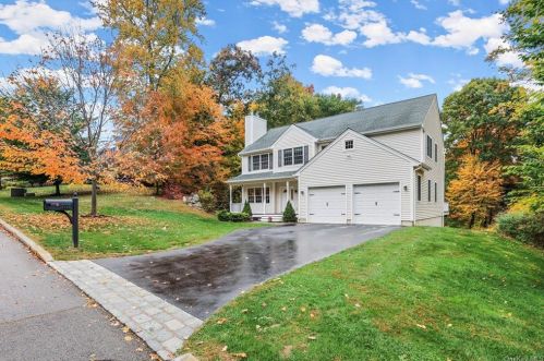 3822 Cranberry Ln, Shrub Oak, NY 10588-1043