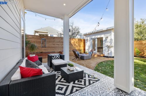 5926 Dover St, Oakland CA  94609-1426 exterior