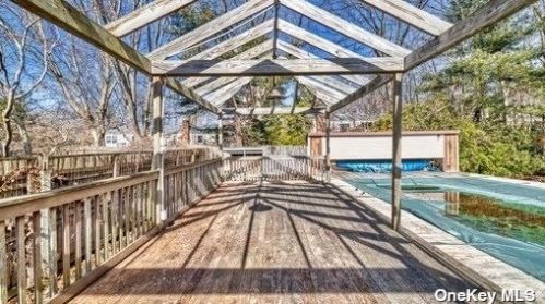 69 Granada Cir, Mount Sinai NY  11766-2810 exterior