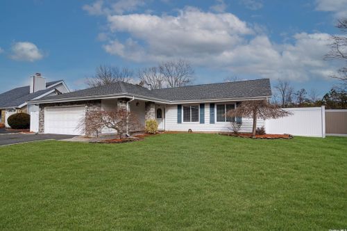 855 Greenbelt Pkwy, Holbrook, NY 11741-4200