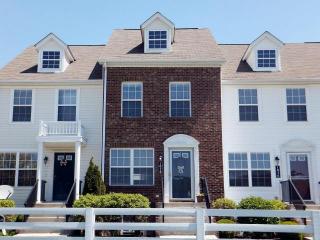 1028 Hartford Village Blvd, Columbus, OH 43228-7100