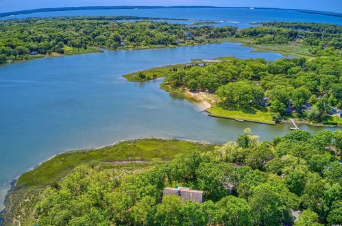 1395 Sleepy Hollow Ln, Southold, NY 11971-3341