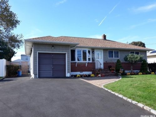 944 Clinton Ave, North Lindenhurst, NY 11757-2107