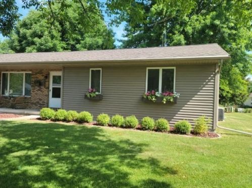 141 Niehoff Dr, Fall River, WI 53932-9500