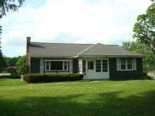 12 Moxley St, Ravena, NY 12143-1221