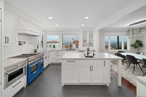 1990 Titus St, San Diego, CA 92110-2146