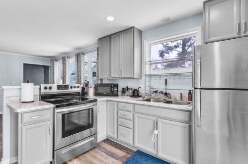 107 Hunt Ave, Twin Lakes, WI 53181-9788
