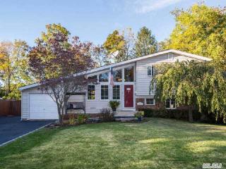 7 Sandalwood Dr, Smithtown, NY 11787-4826