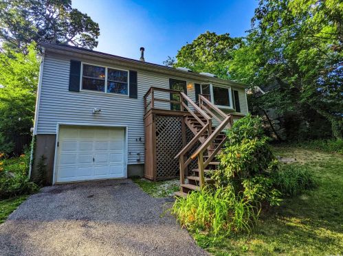 59 Jamaica Dr, Scotts Beach, NY 11789-1412