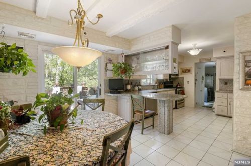 17 Colonial Dr, Allendale NJ  07401-1401 exterior