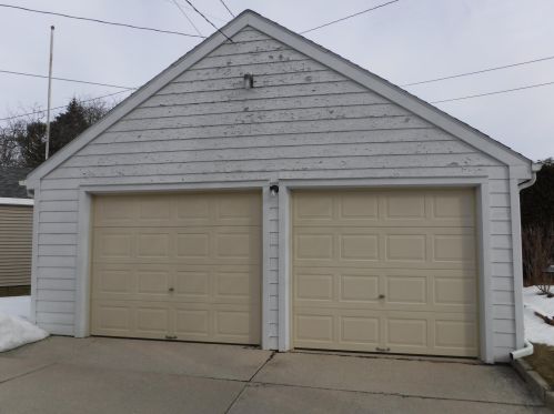 1212 Fairmont Ln, Manitowoc, WI 54220-2714