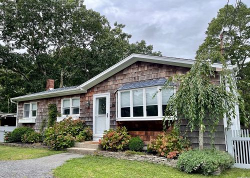 16 Longview Dr, East Quogue, NY 11942-3613