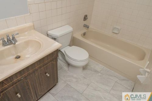 109 Sharon Garden Ct, Woodbridge NJ  07095-4308 exterior