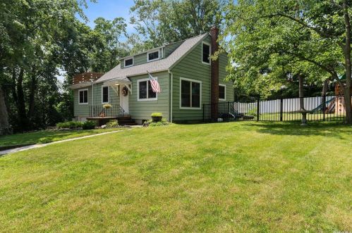 16 Cold Spring Dr, Scotts Beach, NY 11789-1215