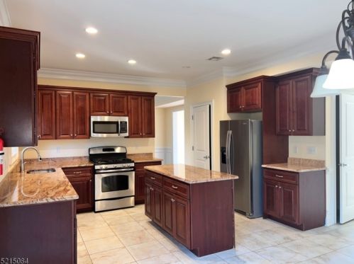 20 Pine Ln, Springfield NJ  07081-4210 exterior