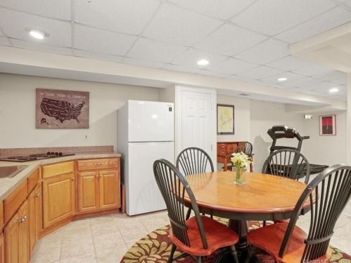 17 Roseview Ct, Bridgeport CT  06611-2078 exterior