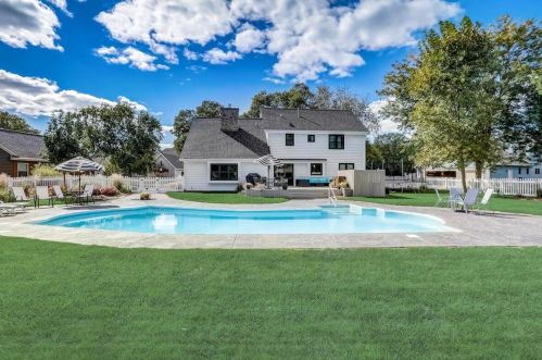 1483 Turnberry Cir, Oconomowoc, WI 53066-4633