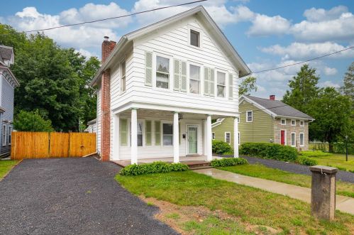 18 Harvey St, Hyde Park, NY 12538-1207