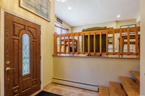 822 Jean Pl, Seaford, NY 11783-1208