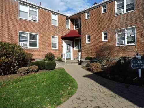 13 Bryant Cres, White Plains, NY 10605-2738