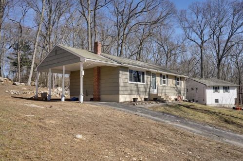 4 Parkwood Dr, Gales Ferry, CT 06335-1633