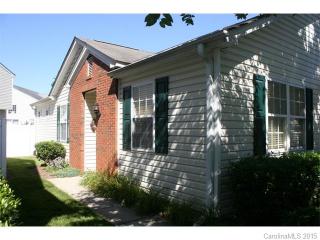 8990 Meadowmont View Dr, Charlotte, NC 28269-6193