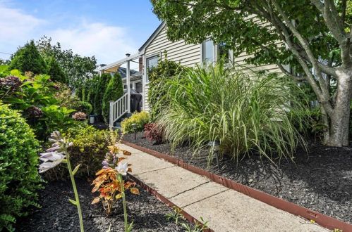 614 Green End Ave, Middletown RI  02842-5627 exterior