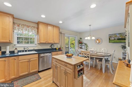 16309 Poplar Hill Rd, Haymarket VA  20169-2101 exterior