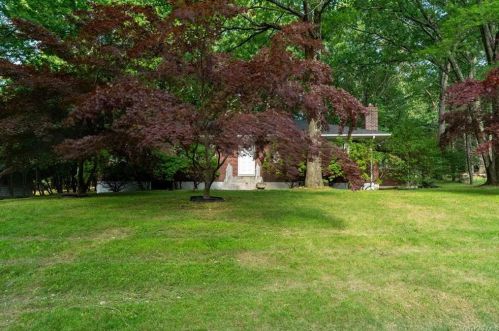 4 Hillside Ter, Airmont NY  10901-2105 exterior