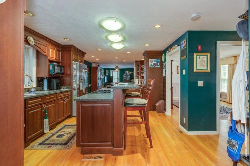 4 Rockwood Ln, Londonderry NH  03053-6104 exterior