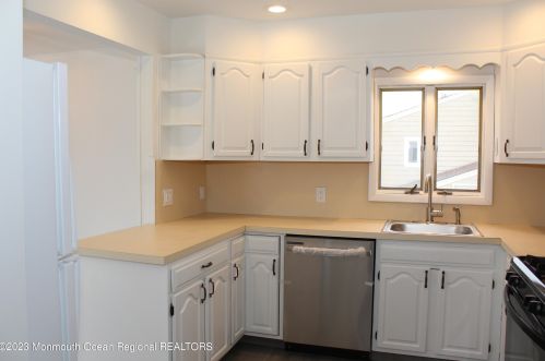 6 Hialeah Ave, Middletown NJ  07748-1049 exterior