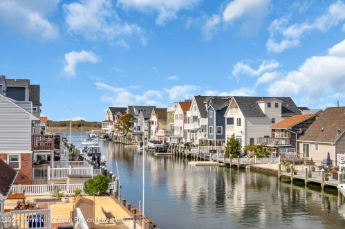 406 Eisenhower Ave, Pelican Island NJ  08751-1625 exterior