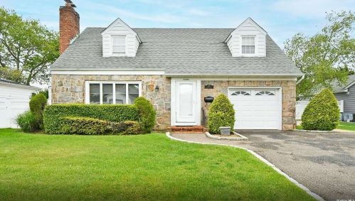 3497 Stephen Ln, North Wantagh, NY 11793-3107