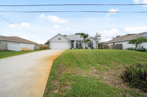 650 Jeanne Ave, Fort Pierce, FL 34953-6412