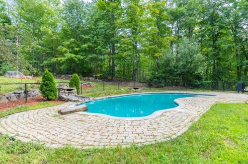 11 Oldham Rd, Raymond NH  03077-1609 exterior