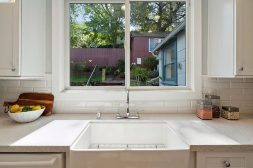 1510 Holman Rd, Oakland CA  94610-1833 exterior
