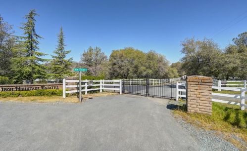 19324 Iron Mountain Dr, Grass Valley, CA 95949-9728