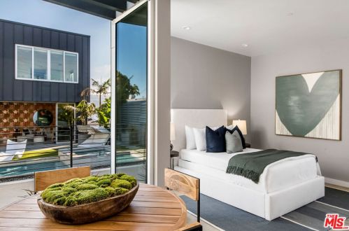 1027 Avenue A, Redondo Beach CA  90277-4819 exterior
