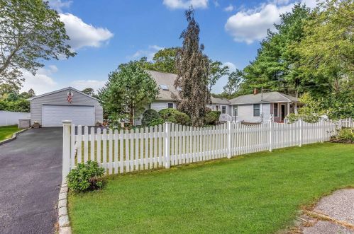 222 Academy St, Bay Port, NY 11705-1837