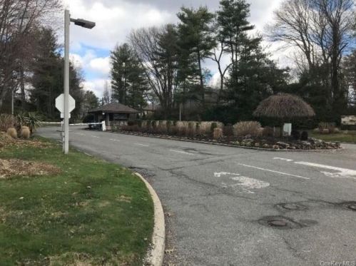 106 Foxwood Dr, Muttontown, NY 11753-1115