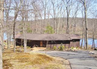 130 Lower Lakeview Dr, Hawley, PA 18428-4041