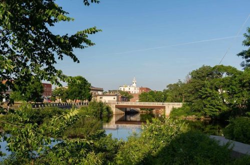 17 River St, Rochester, NH 03867-2605