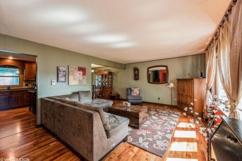 9131 Parkway Dr, Hammond, IN 46322-2328